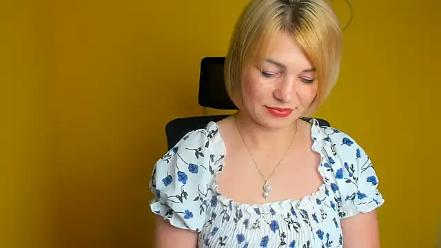 Snapshot of CuttieEmma chatting on July 2026 05:58:01 AM CuttieEmma online show from July 2026 05:58:01 AM