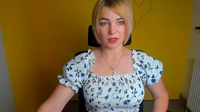 Snapshot of CuttieEmma chatting on July 2026 12:25:02 PM CuttieEmma online show from July 2026 12:25:02 PM