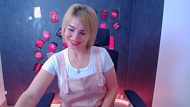 Snapshot of CuttieEmma chatting on July 2026 11:42:02 AM CuttieEmma online show from July 2026 11:42:02 AM