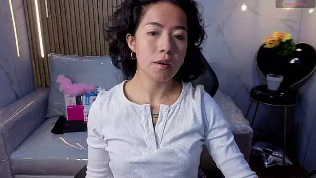 Snapshot of Lynn_turner chatting on February 2026 01:01:02 PM Lynn turner online show from February 2026 01:01:02 PM