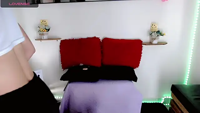 Snapshot of NathalialLooes chatting on February 2026 09:57:01 PM NathalialLooes online show from February 2026 09:57:01 PM