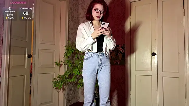 Snapshot of LaurynGeisinger chatting on February 2026 01:42:01 PM LaurynGeisinger online show from February 2026 01:42:01 PM