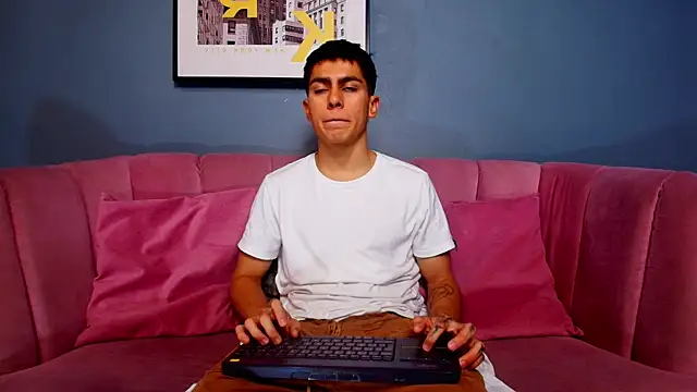 Snapshot of Aron_pulse chatting on February 2026 01:18:01 PM Aron pulse online show from February 2026 01:18:01 PM