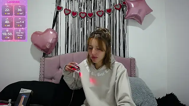 Snapshot of emily_cooper_pym chatting on February 2026 12:01:02 PM emily cooper pym online show from February 2026 12:01:02 PM