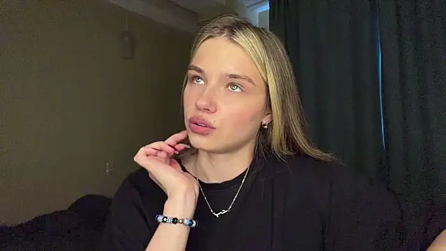 Snapshot of EarthaStinett chatting on April 2026 01:39:02 PM EarthaStinett online show from April 2026 01:39:02 PM