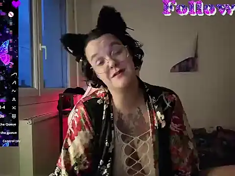 lunatigre4 online show from April 2026 07:15:01 PM