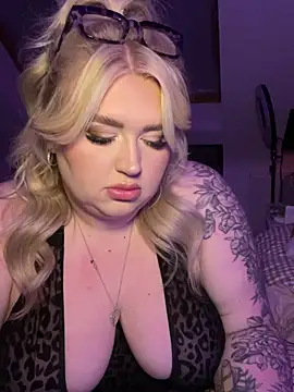 Snapshot of TwoWayT_xx chatting on March 2026 04:25:01 AM TwoWayT xx online show from March 2026 04:25:01 AM