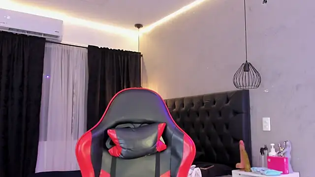 Snapshot of naomi__blair chatting on July 2026 03:09:01 AM naomi blair online show from July 2026 03:09:01 AM