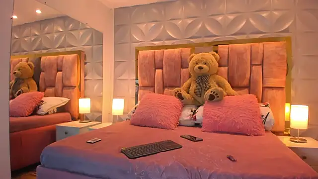 Snapshot of Paris_Velvet chatting on February 2026 10:19:01 PM Paris Velvet online show from February 2026 10:19:01 PM