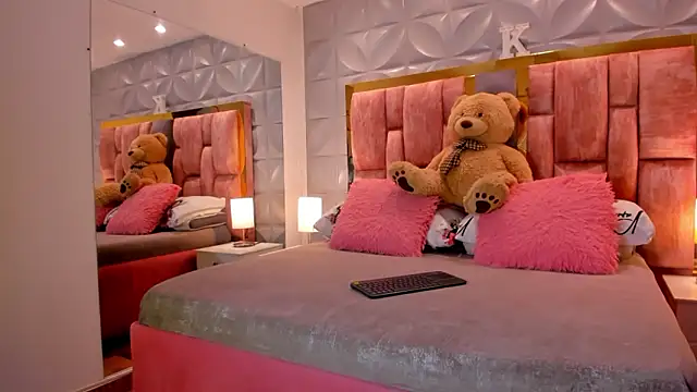 Snapshot of Paris_Velvet chatting on February 2026 10:04:02 PM Paris Velvet online show from February 2026 10:04:02 PM