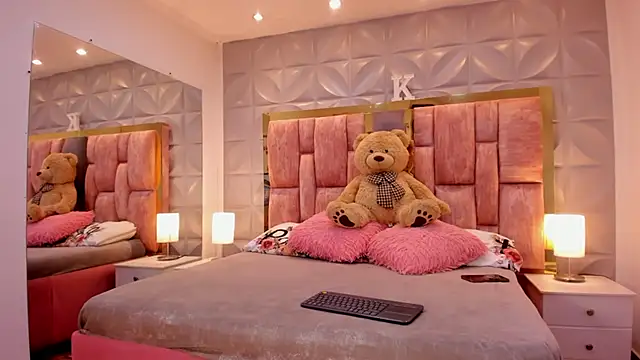 Snapshot of Paris_Velvet chatting on February 2026 10:13:02 PM Paris Velvet online show from February 2026 10:13:02 PM