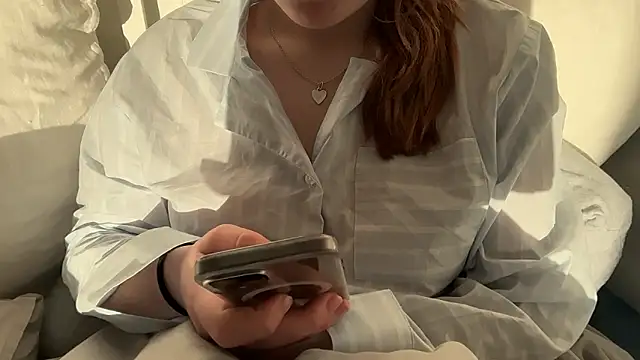 Lucyschickt online show from April 2026 06:03:02 AM