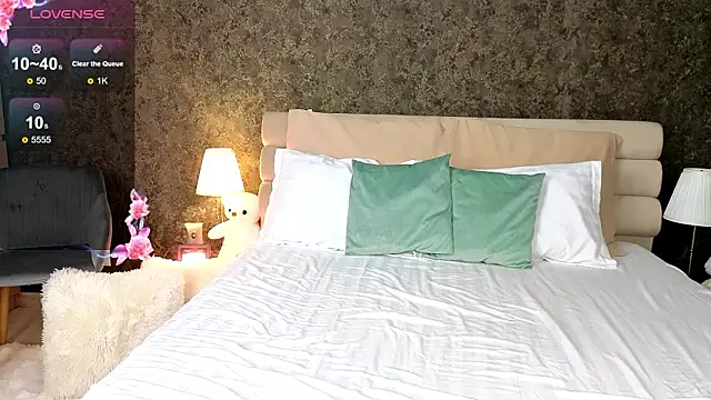 AuraM00n online show from March 2026 06:57:01 PM