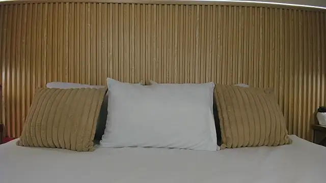 Snapshot of Yalezka_ chatting on July 2026 04:05:01 AM Yalezka online show from July 2026 04:05:01 AM