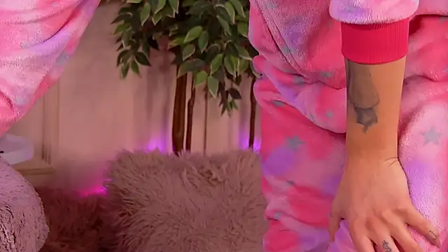 CrystalRedd online show from February 2026 05:45:01 AM