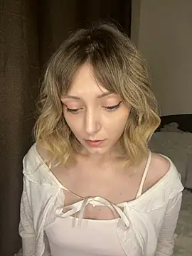 Leecey online show from April 2026 12:05:02 AM