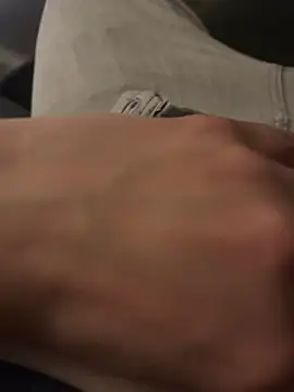 Lessyyy    online show from March 2026 01:01:02 AM