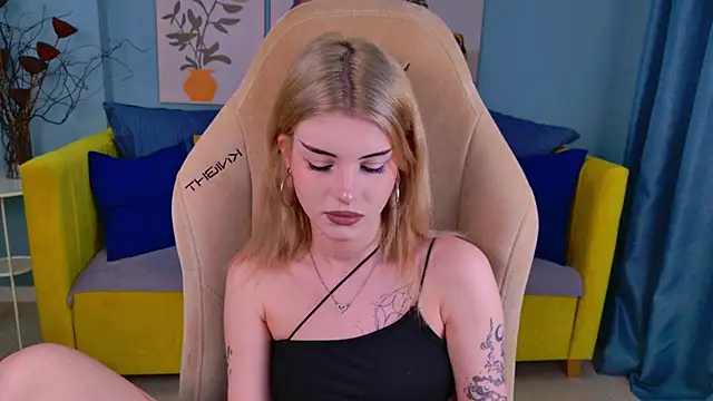 ScarletBlackwood online show from April 2026 04:57:01 AM