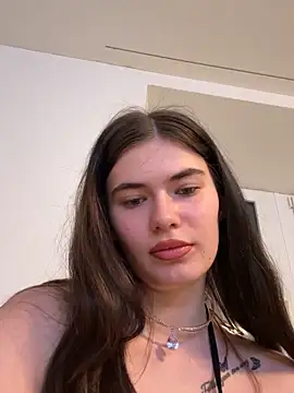 Snapshot of Evie-Moore chatting on February 2026 04:00:01 PM Evie-Moore online show from February 2026 04:00:01 PM