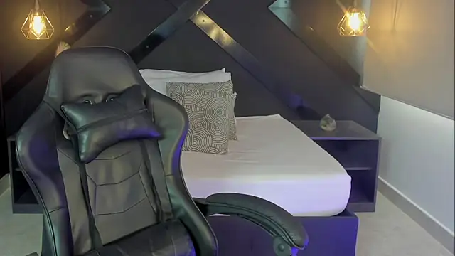 charlottee27  online show from February 2026 07:48:01 PM