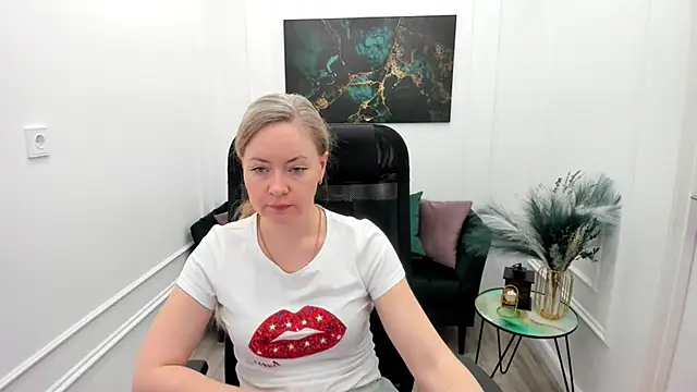 Snapshot of CharlotteKerti chatting on May 2026 11:42:02 AM CharlotteKerti online show from May 2026 11:42:02 AM