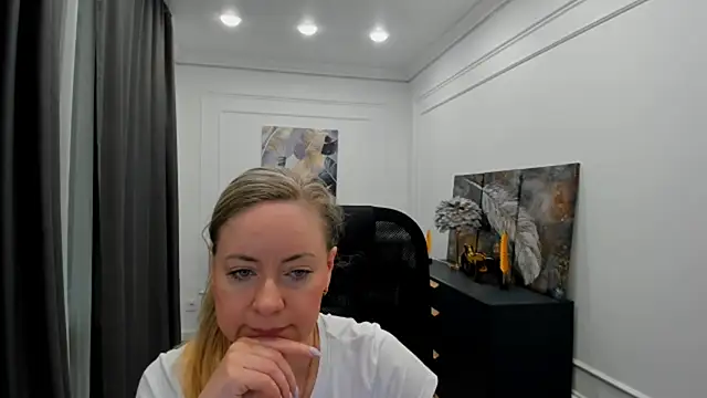 Snapshot of CharlotteKerti chatting on May 2026 11:49:02 AM CharlotteKerti online show from May 2026 11:49:02 AM