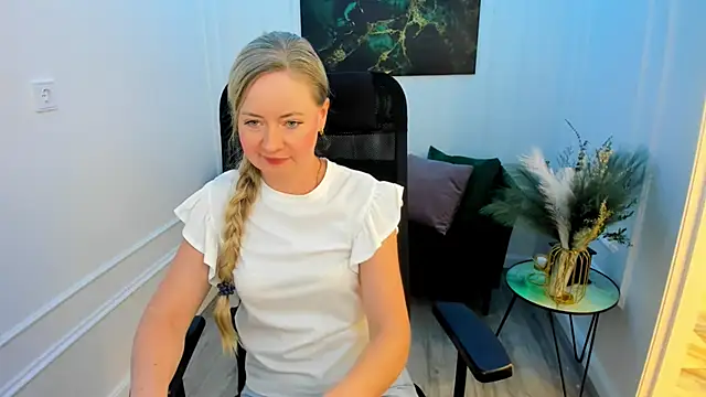Snapshot of CharlotteKerti chatting on May 2026 05:41:02 PM CharlotteKerti online show from May 2026 05:41:02 PM