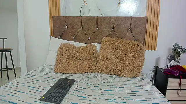 Candyfox2606 online show from February 2026 05:43:01 PM