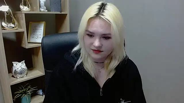 Snapshot of SweetLilyxo chatting on February 2026 08:52:01 AM SweetLilyxo online show from February 2026 08:52:01 AM
