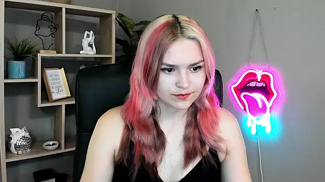 Snapshot of SweetLilyxo chatting on June 2026 01:46:01 PM SweetLilyxo online show from June 2026 01:46:01 PM