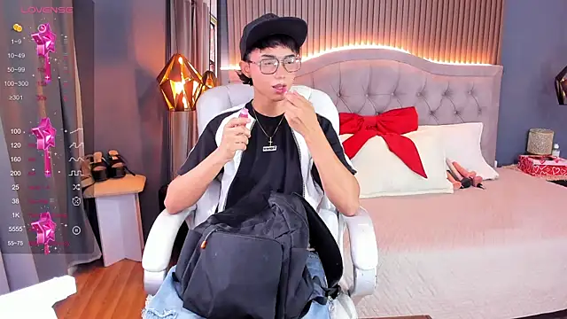 Snapshot of Noa_03 chatting on June 2026 06:10:02 PM Noa 03 online show from June 2026 06:10:02 PM