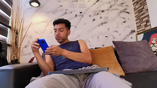 Snapshot of Max_Hornye chatting on February 2026 06:37:02 PM Max Hornye online show from February 2026 06:37:02 PM