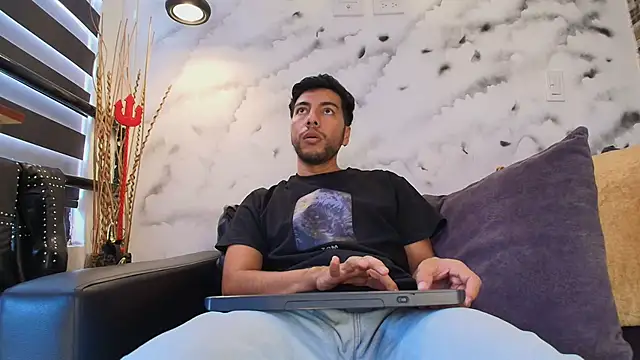 Snapshot of Max_Hornye chatting on February 2026 06:39:02 PM Max Hornye online show from February 2026 06:39:02 PM