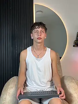 Snapshot of ARON_LUXX chatting on February 2026 03:12:02 AM ARON LUXX online show from February 2026 03:12:02 AM