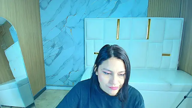 Snapshot of rox_luxury_tf chatting on April 2026 01:25:02 PM rox luxury tf online show from April 2026 01:25:02 PM