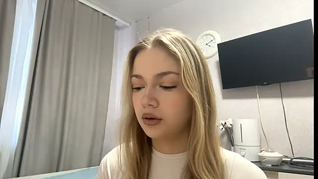 MilaSliger online show from February 2026 01:07:02 PM