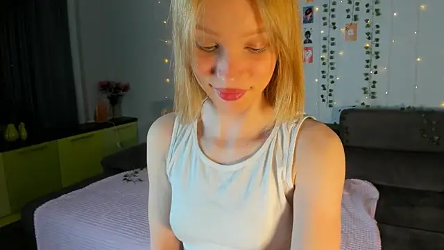 Snapshot of Kiracute18 chatting on May 2026 07:42:02 PM Kiracute18 online show from May 2026 07:42:02 PM