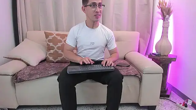 Snapshot of Tommas_Jhonson chatting on February 2026 03:47:02 AM Tommas Jhonson online show from February 2026 03:47:02 AM