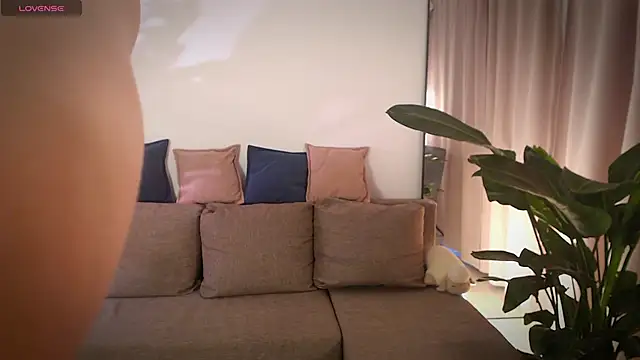 Alika L V online show from April 2026 03:50:01 PM