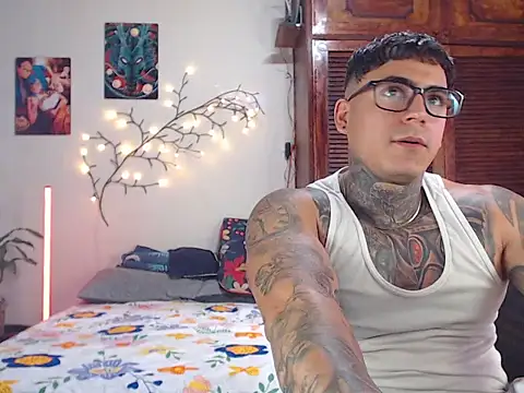 maxstrom111 online show from April 2026 06:47:02 PM