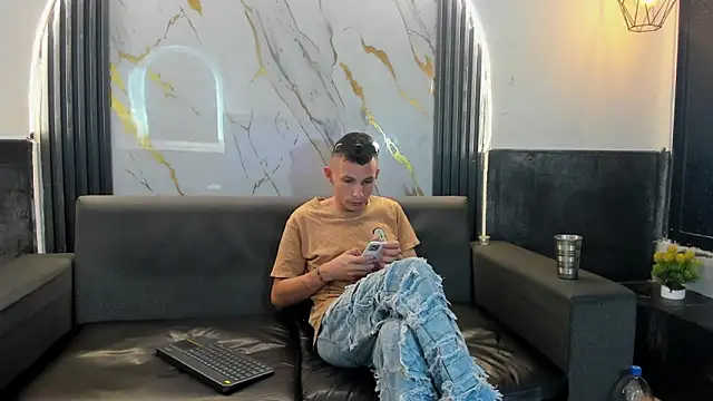 Isaak 26 online show from March 2026 07:25:01 PM