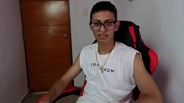 Snapshot of Niklausxxx chatting on February 2026 06:42:01 PM Niklausxxx online show from February 2026 06:42:01 PM