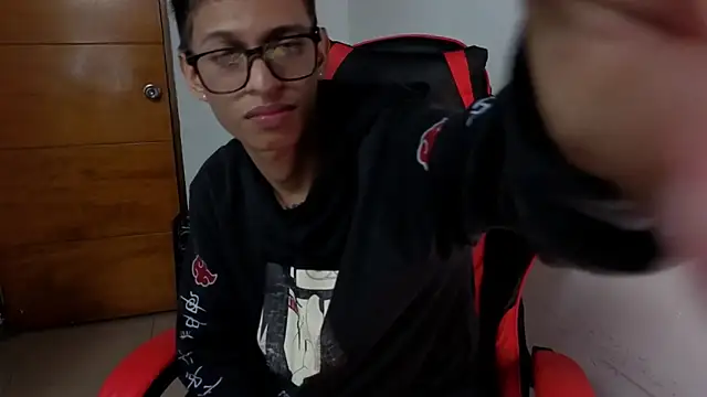 Snapshot of Niklausxxx chatting on March 2026 02:14:02 AM Niklausxxx online show from March 2026 02:14:02 AM