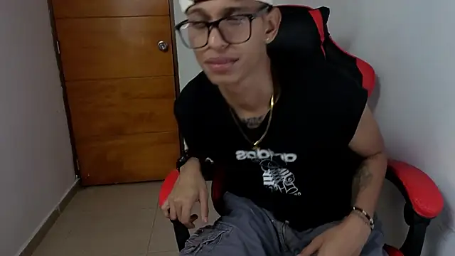 Snapshot of Niklausxxx chatting on March 2026 04:40:02 AM Niklausxxx online show from March 2026 04:40:02 AM