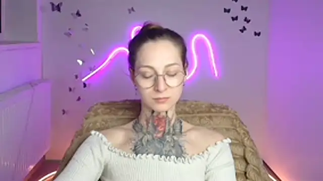 Esmi Winter online show from April 2026 11:25:02 AM