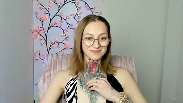 Snapshot of Esmi_Winter chatting on April 2026 06:10:01 PM Esmi Winter online show from April 2026 06:10:01 PM