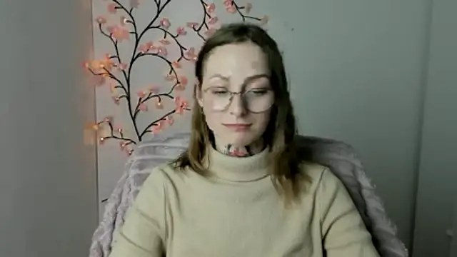 Snapshot of Esmi_Winter chatting on April 2026 08:57:02 PM Esmi Winter online show from April 2026 08:57:02 PM