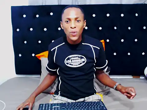 Snapshot of NtandoXx chatting on April 2026 11:05:02 PM NtandoXx online show from April 2026 11:05:02 PM