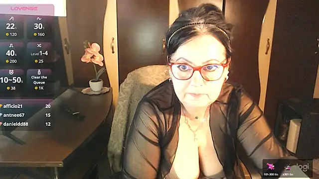 Snapshot of exiMIlf chatting on May 2026 04:04:02 PM exiMIlf online show from May 2026 04:04:02 PM