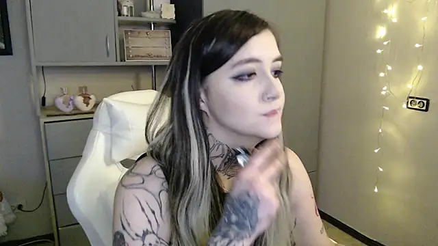 Snapshot of Rin_Tozier chatting on April 2026 01:06:02 AM Rin Tozier online show from April 2026 01:06:02 AM